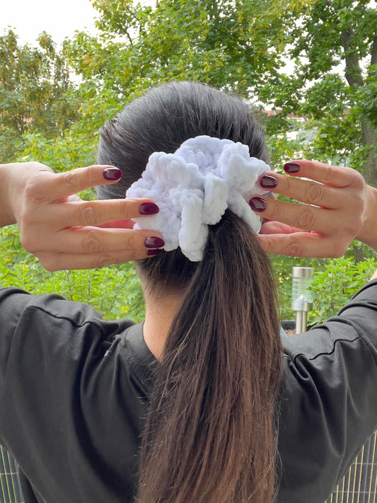 Handgehäkeltes Chenille-Scrunchie Weiß – Flauschiges Haaraccessoire | Handmade by KATHARINA KLEE