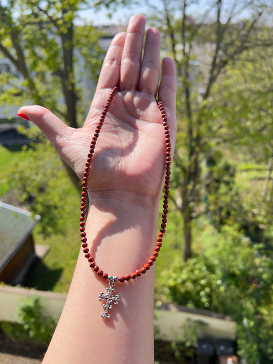 Kette „Erdverbundenheit & Glaube“ – Roter Jaspis mit Kreuz Anhänger | 925 Silber | 42 cm