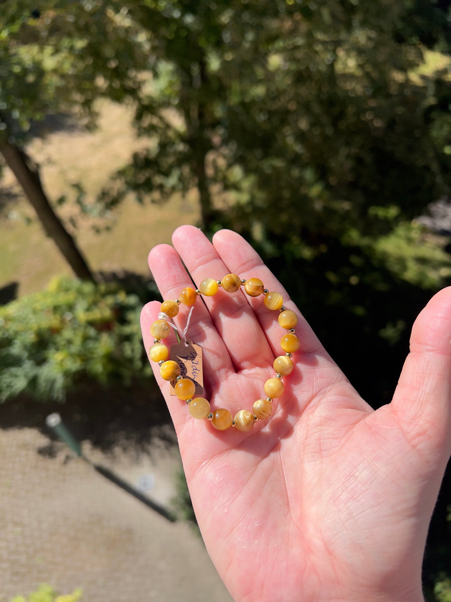 Armband – Goldenes Tigerauge 8 mm mit 3 mm vergoldeten Edelstahl-Abstandsperlen (elastisch, handgefertigt)