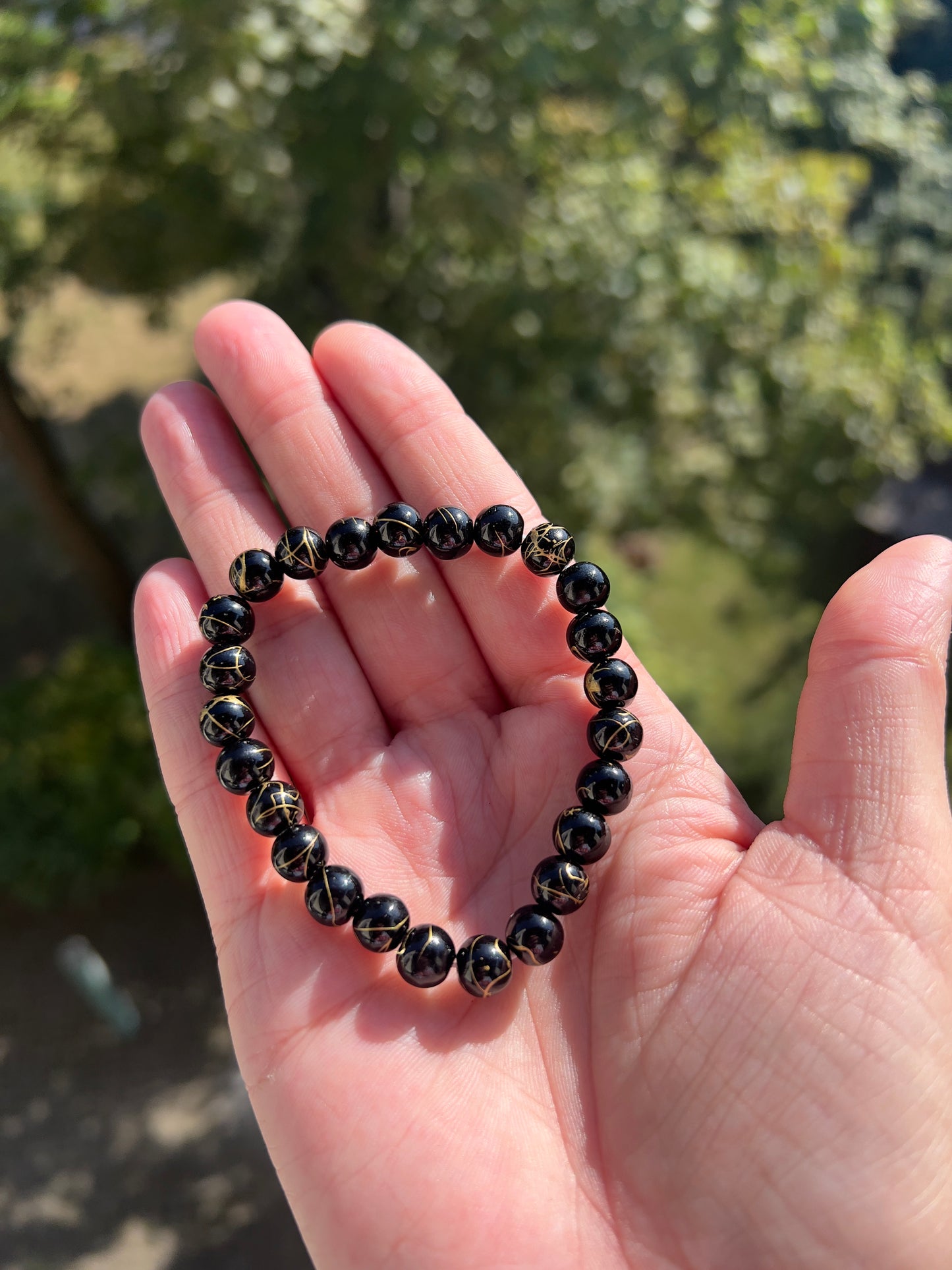 Schwarzer Achat Armband mit goldenen Bandings – Schutz & innere Stabilität