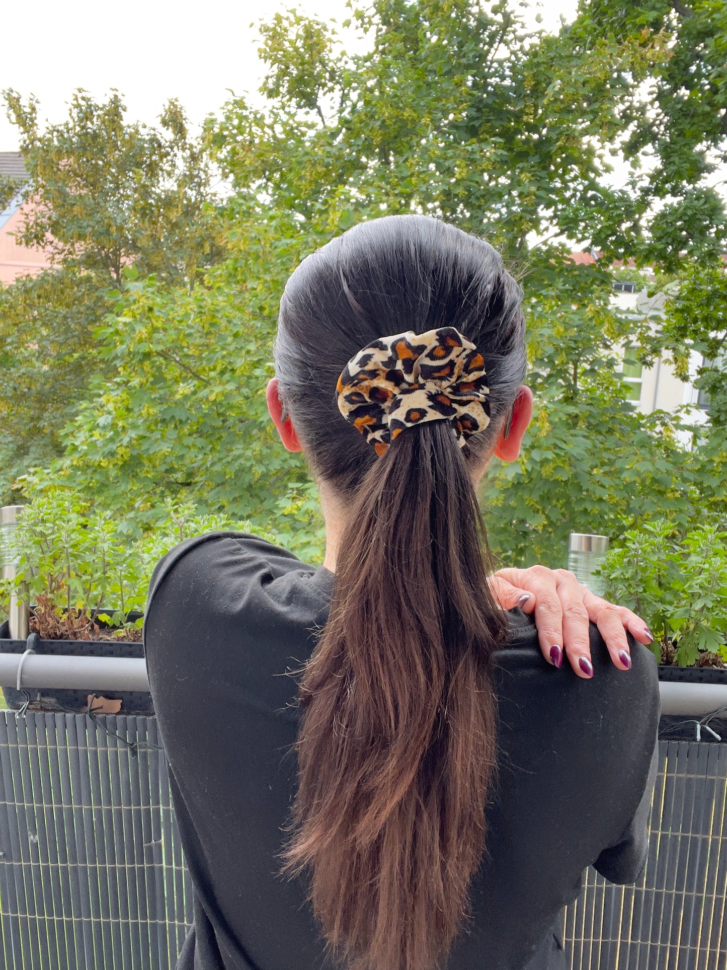 Leo Samt-Scrunchie – Weiches Haarband mit Leopardenmuster | Haaraccessoire für Zopf &amp; Dutt