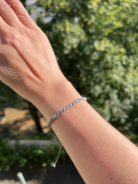 HANDGEKNÜPFTES MAKRAMÉE-ARMBAND GRAU MIT MINTFARBENEN KRISTALLPERLEN – VERSTELLBAR