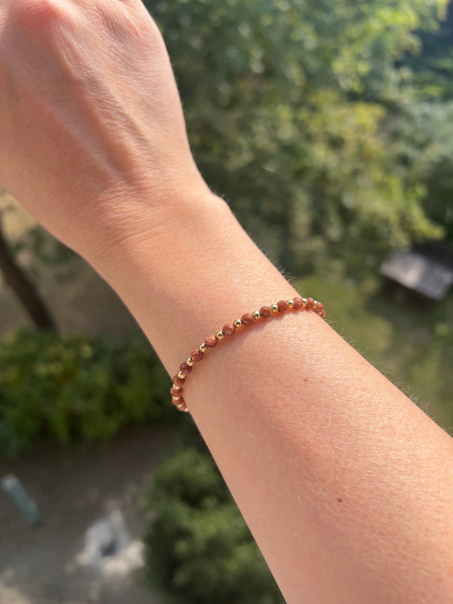 Golden Healer – Facettiertes Makramé-Armband (4 mm) mit vergoldeten Edelstahl-Abstandsperlen