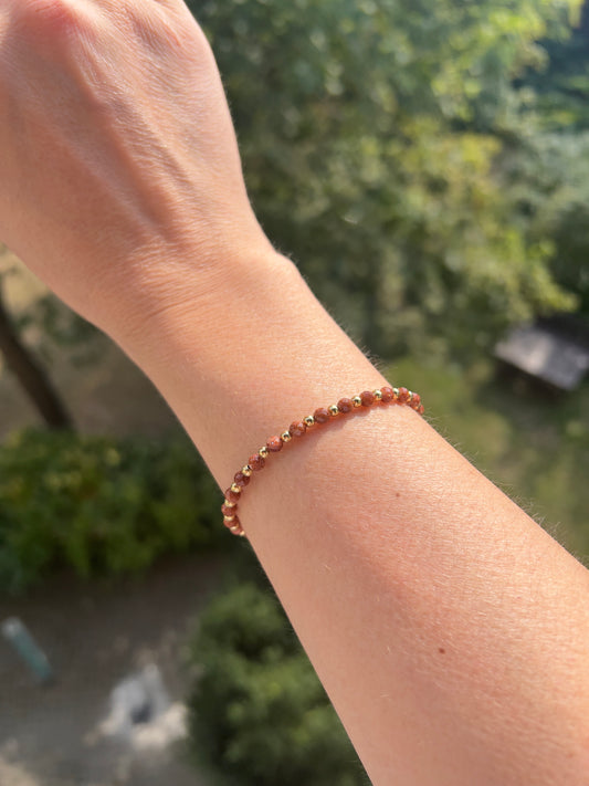 Golden Healer – Facettiertes Makramé-Armband (4 mm) mit vergoldeten Edelstahl-Abstandsperlen