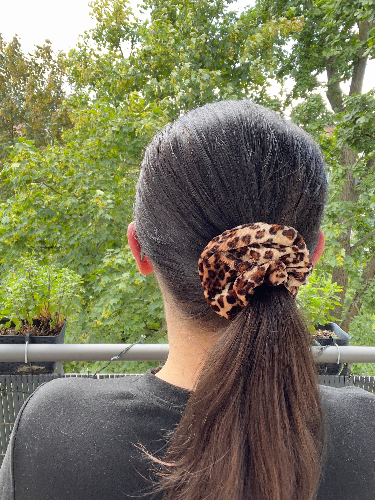 Samt-Scrunchie Leo – Weiches Haarband im trendigen Leoparden-Look