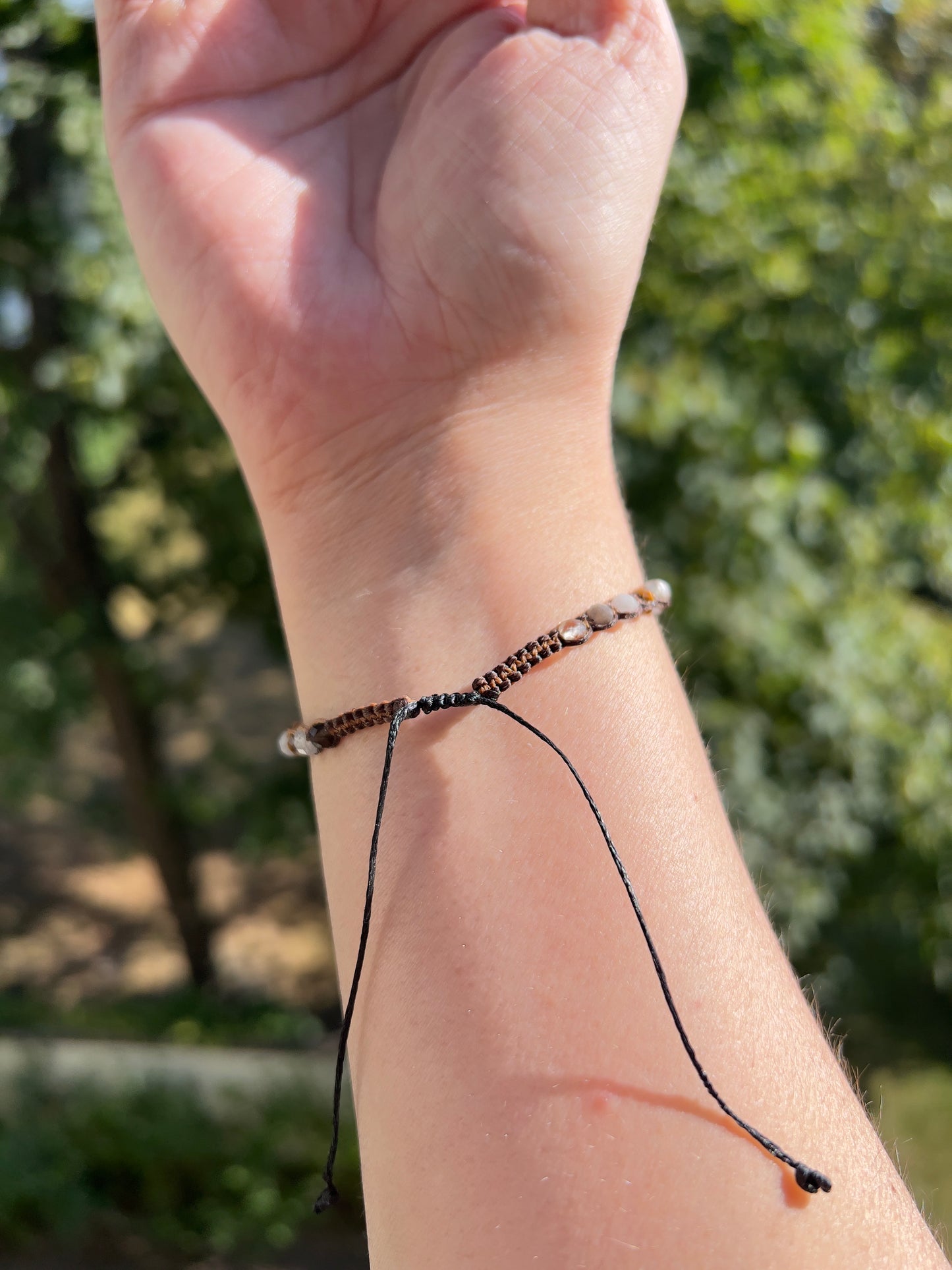 Handgeknüpftes Makramee-Armband mit Obsidian, Tigerauge, Citrin in Quarz & Mondstein – verstellbar