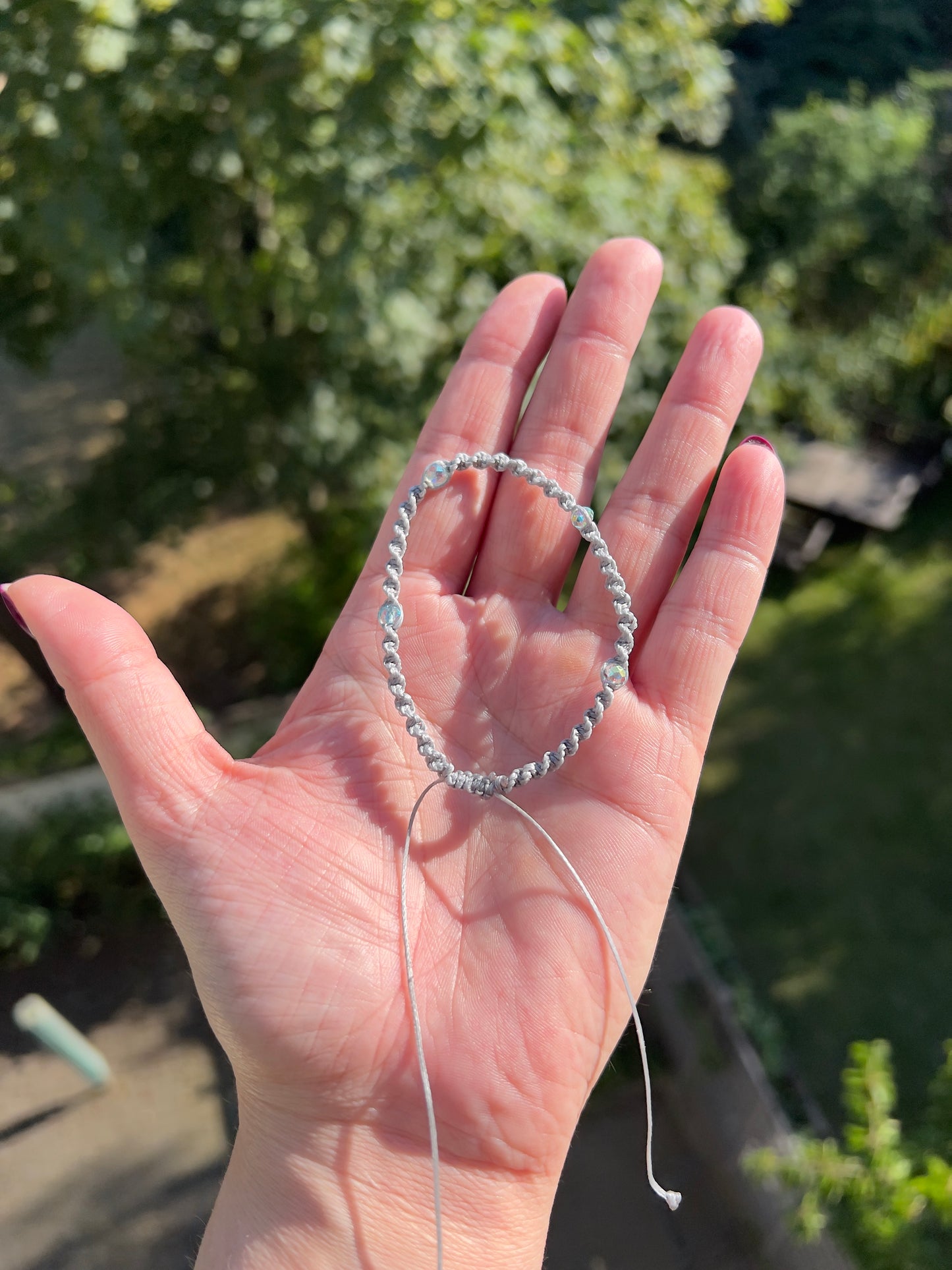 HANDGEKNÜPFTES MAKRAMÉE-ARMBAND GRAU MIT MINTFARBENEN KRISTALLPERLEN – VERSTELLBAR