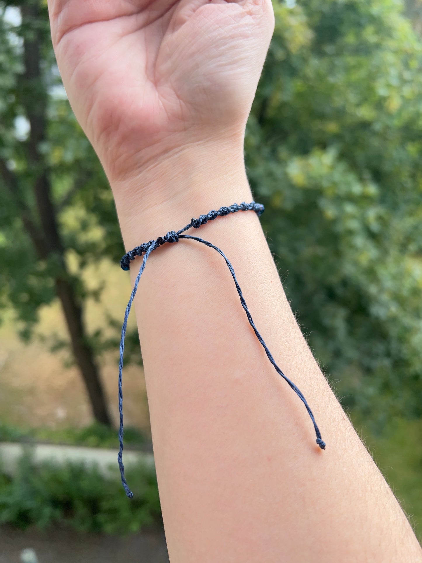 Handgeknüpftes Makramee-Armband Blau – Verstellbares Armband mit facettierten Kristallperlen