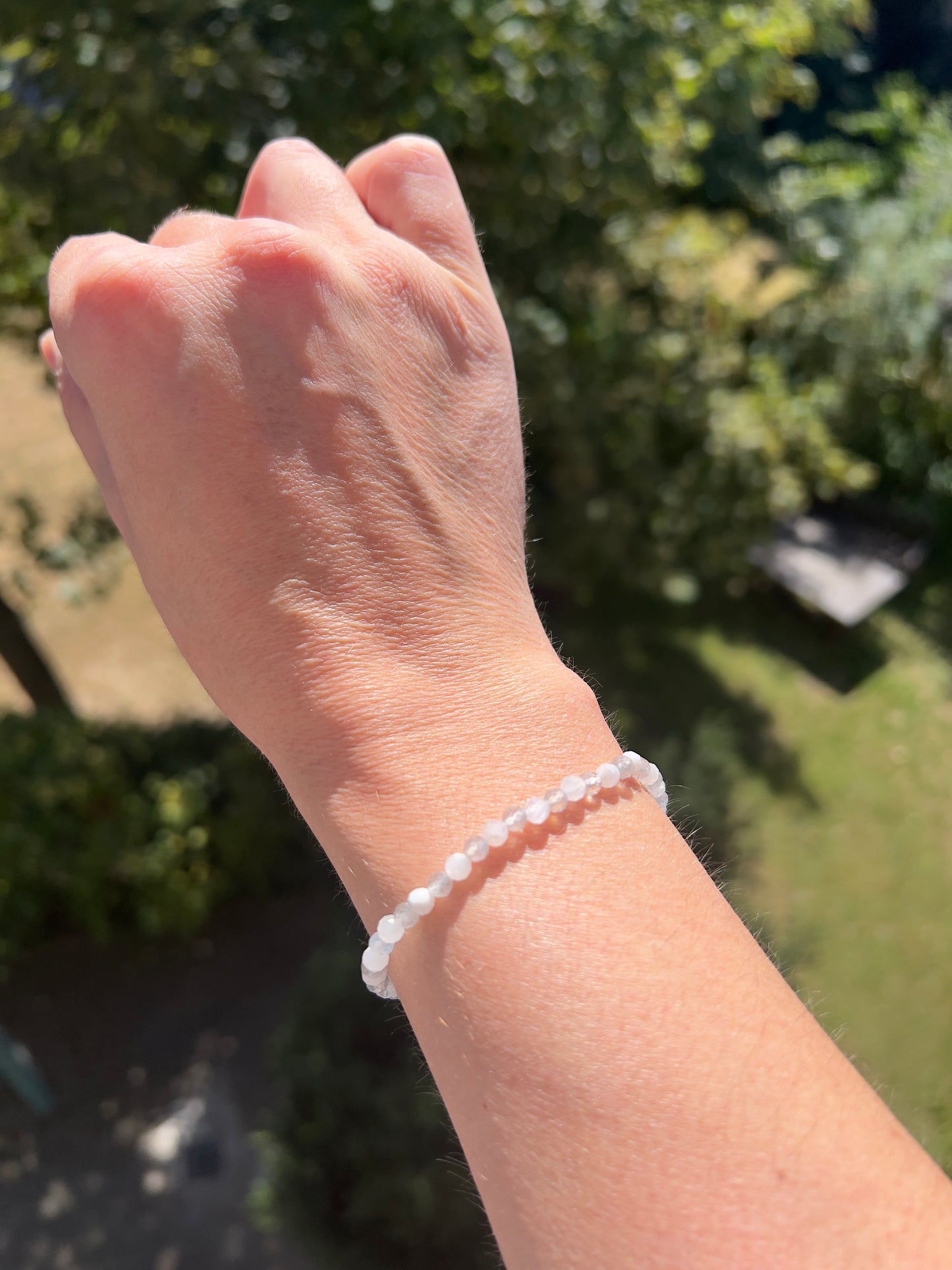 Armband aus facettiertem Labradorit & Mondstein (4 mm) – Neubeginn & Transformation