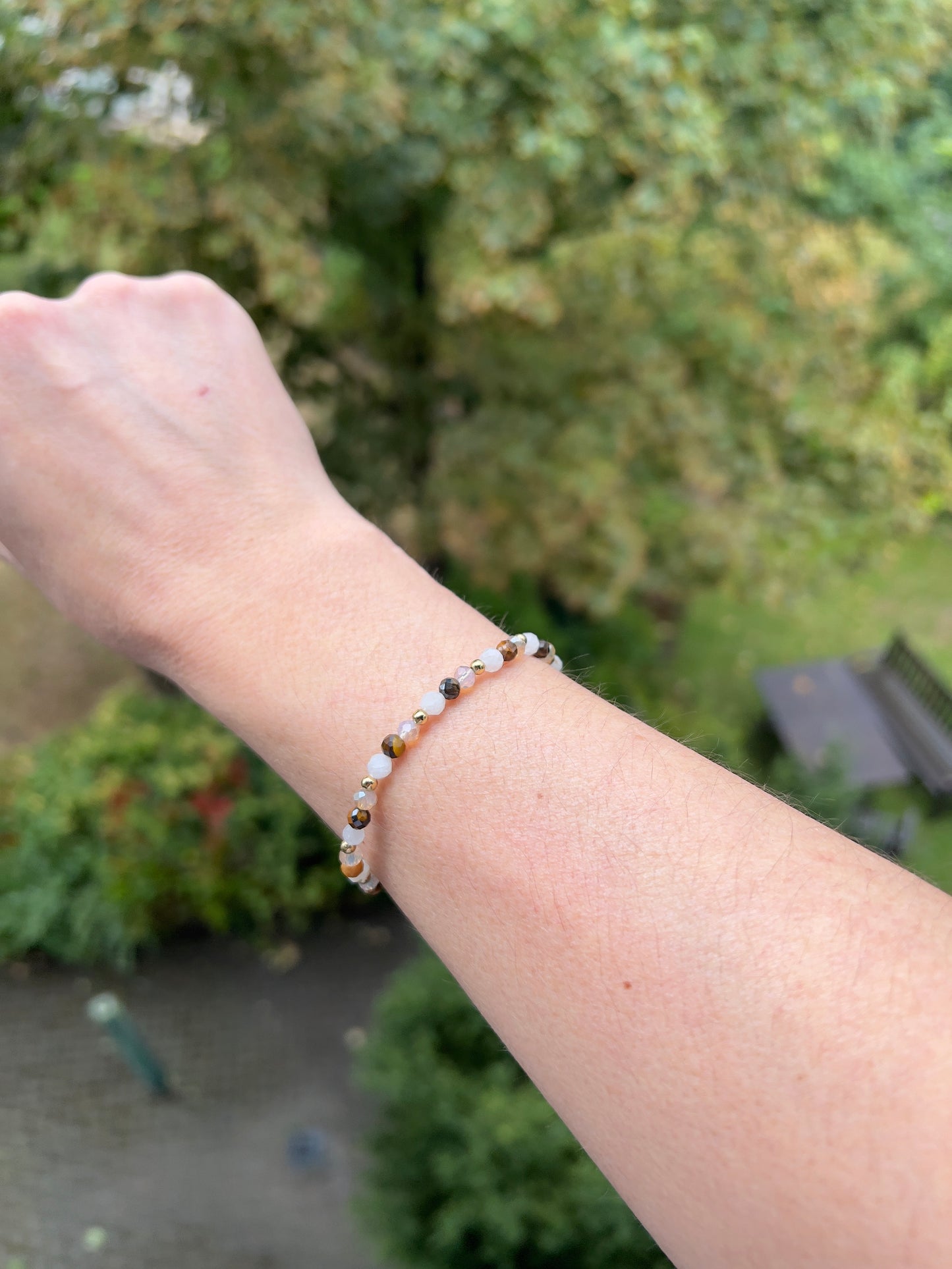 Facettiertes Armband Mond & Erde – Beiger & Weißer Mondstein mit Tigerauge | 4 mm Perlen & vergoldete Edelstahl-Abstandsperlen