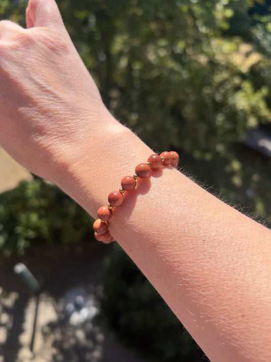 Golden Heeler Armband – 8 mm | Funkelndes Unikat mit vergoldeten Edelstahl-Abstandsperlen