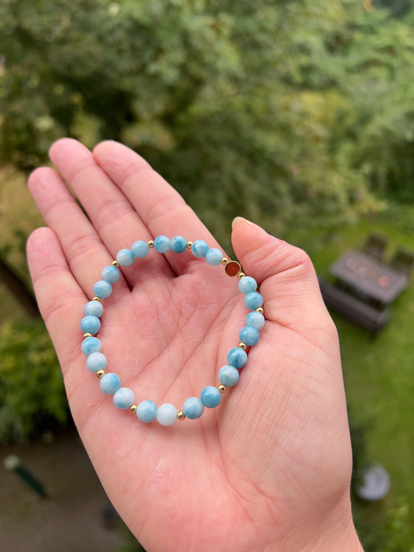 Armband Ozeanklarheit - mit Larimar, Edelstahl gold & vergoldeten 925er Charm