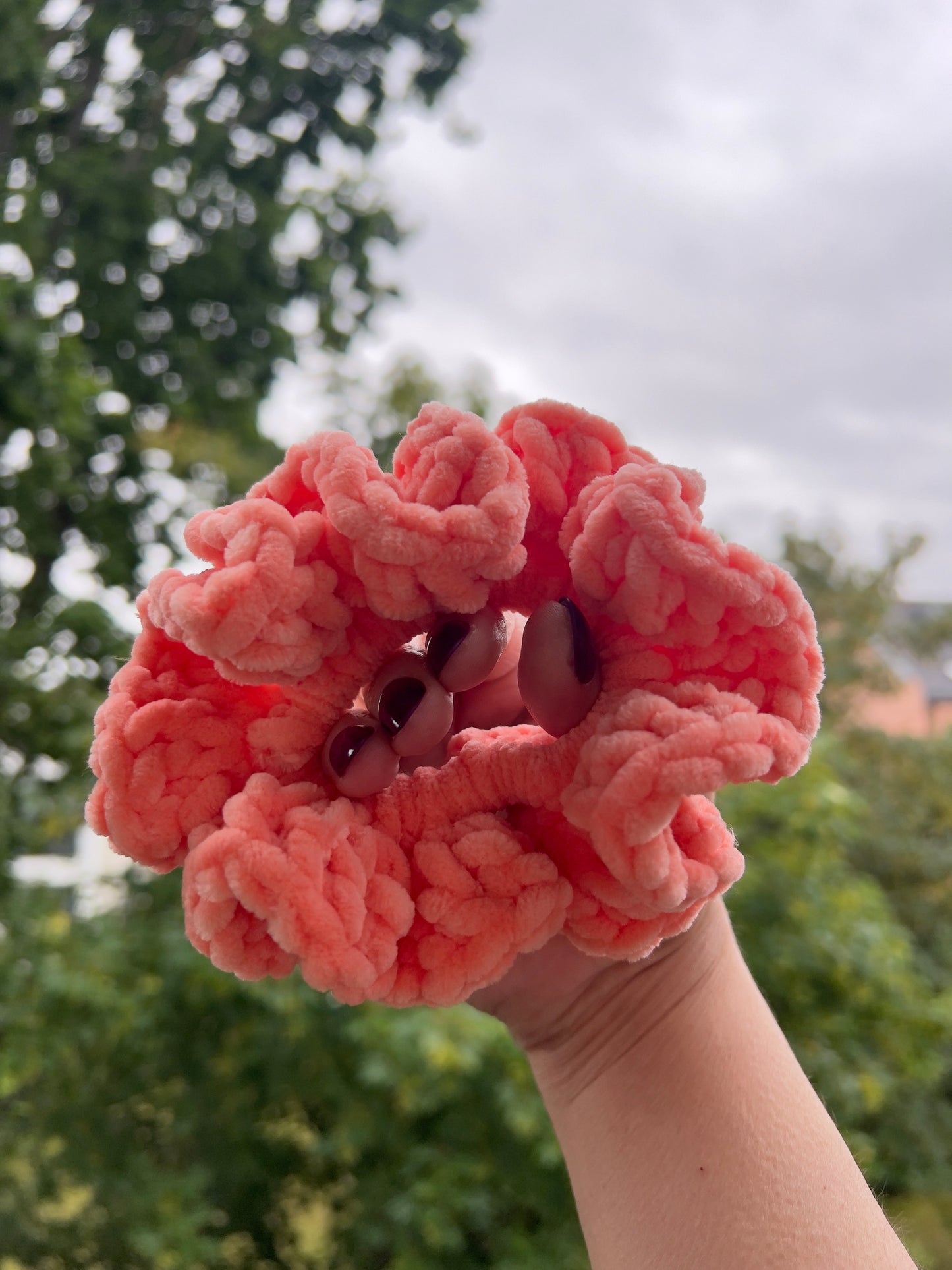 Handgehäkeltes Chenille-Scrunchie Peach – Flauschiges Haaraccessoire | Handmade by KATHARINA KLEE
