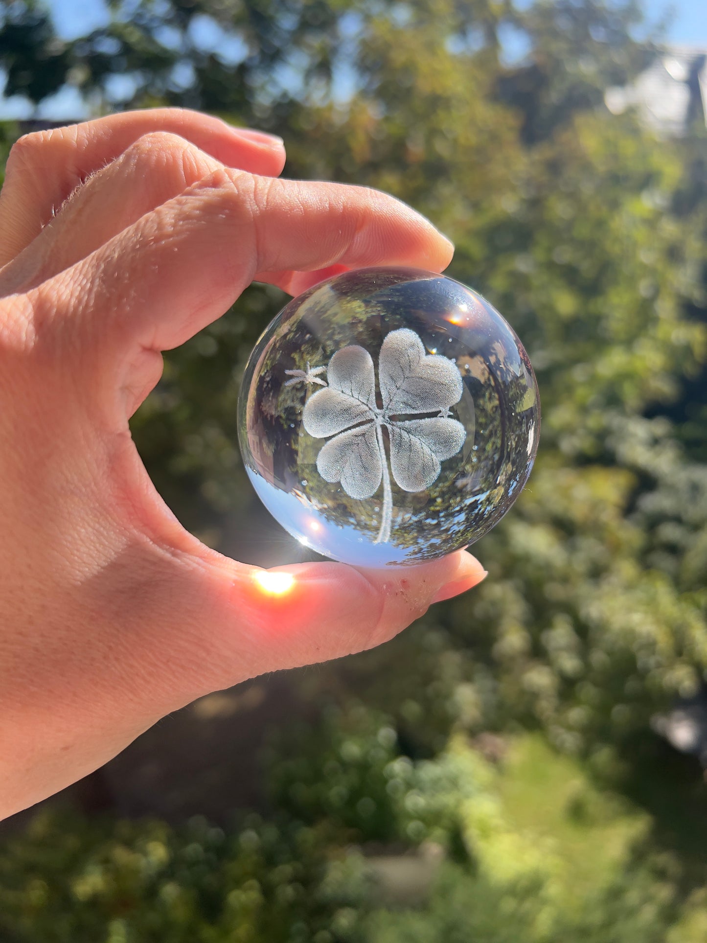 🍀✨ Kristallkugel mit 3D-Vierblättrigem Kleeblatt & LED-Holzsockel (inkl. USB)