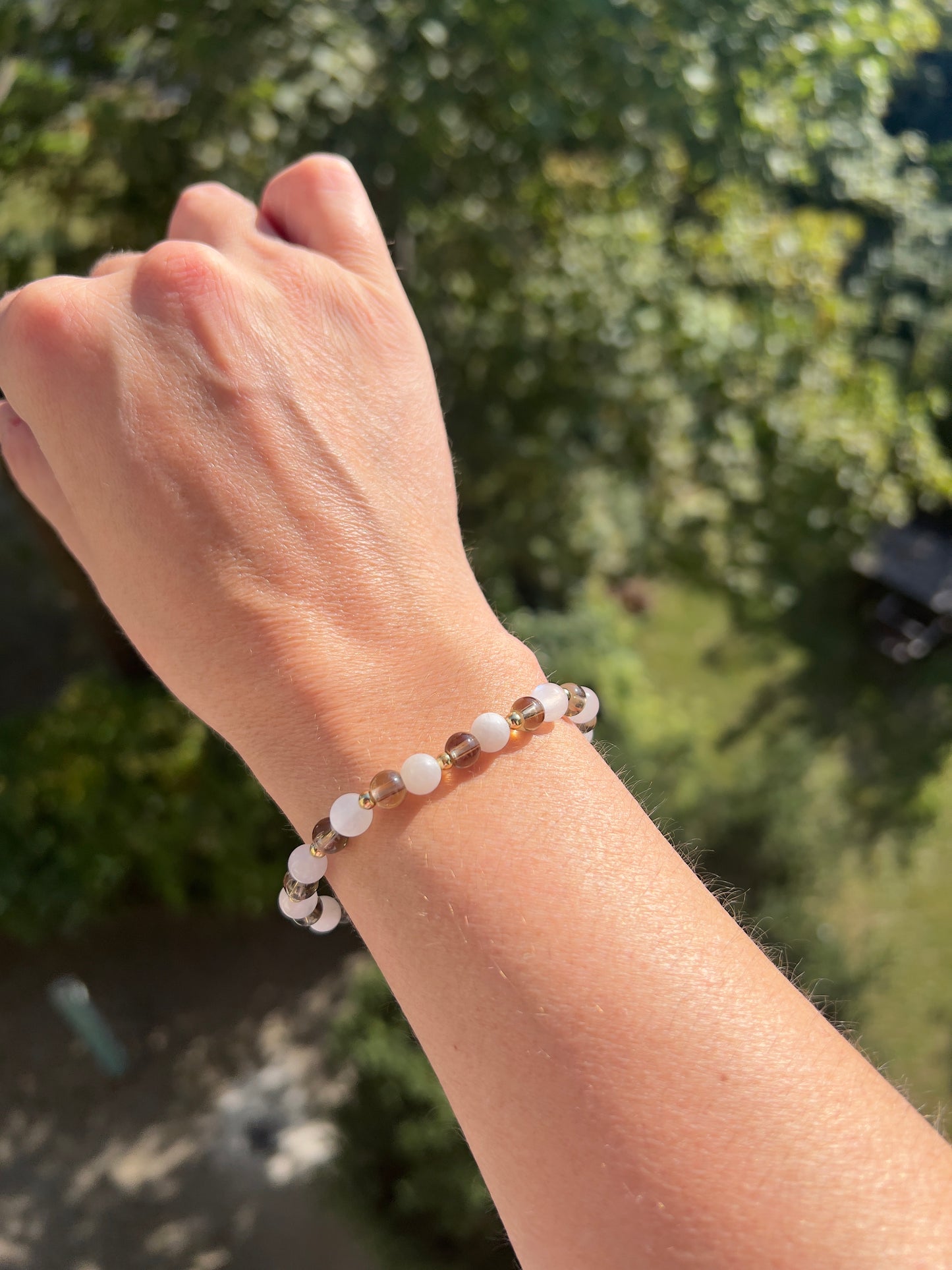 Rauchquarz & Mondstein Armband – 6 mm – mit edelstahlvergoldeten Abstandsperlen – Energie & Ausgleich