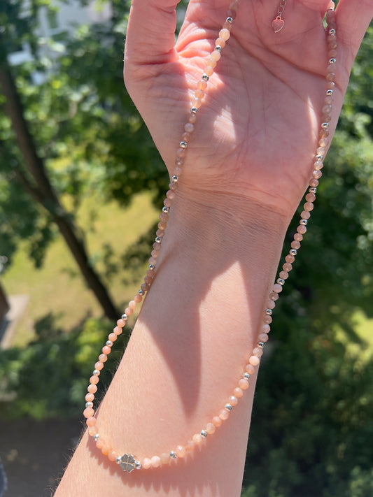 Strahlkraft & Harmonie - Sonnenmondstein - Kette mit Kleeblattanhänger ( 925 Silber, 50 - 55cm)