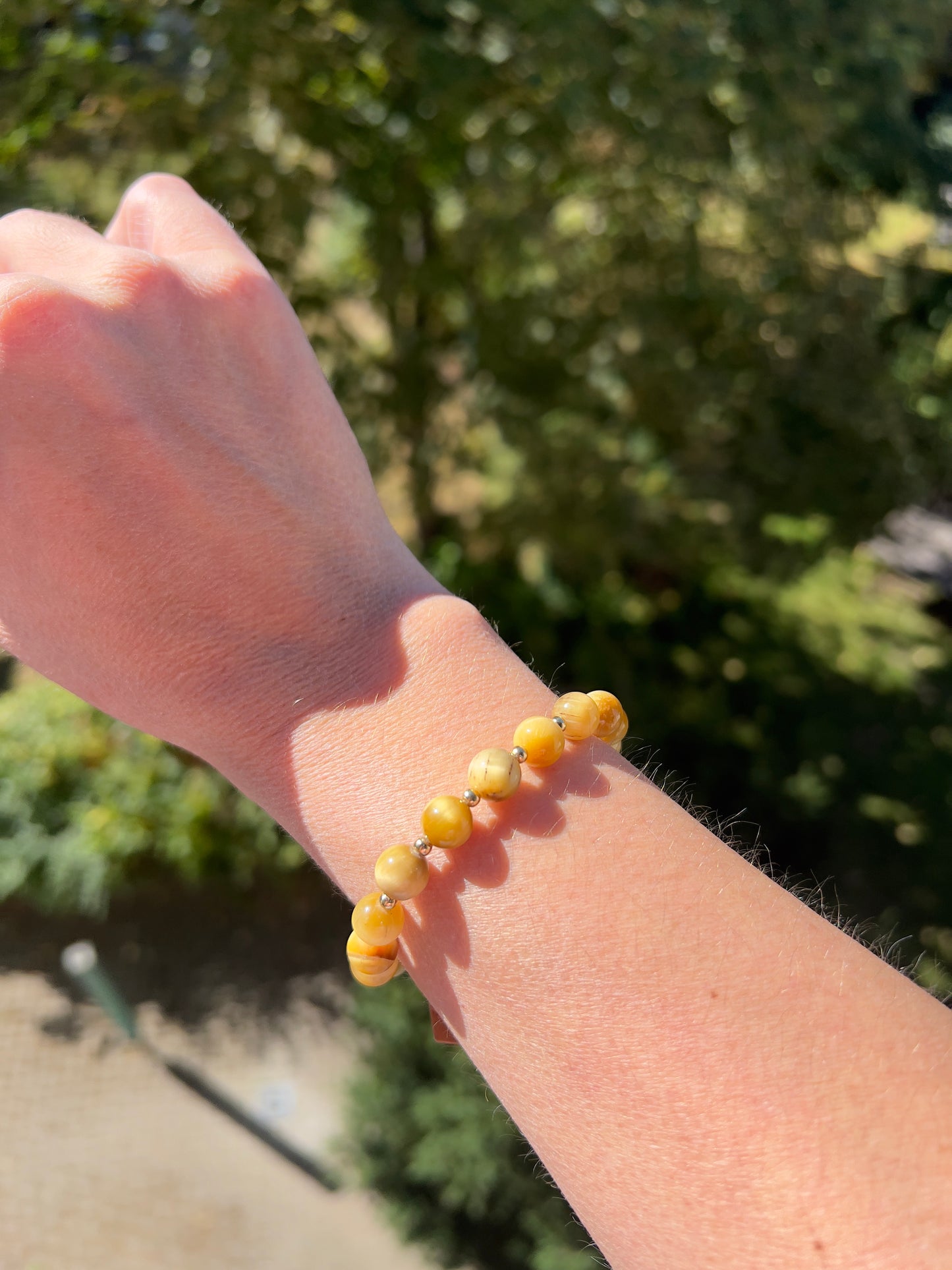 Armband – Goldenes Tigerauge 8 mm mit 3 mm vergoldeten Edelstahl-Abstandsperlen (elastisch, handgefertigt)