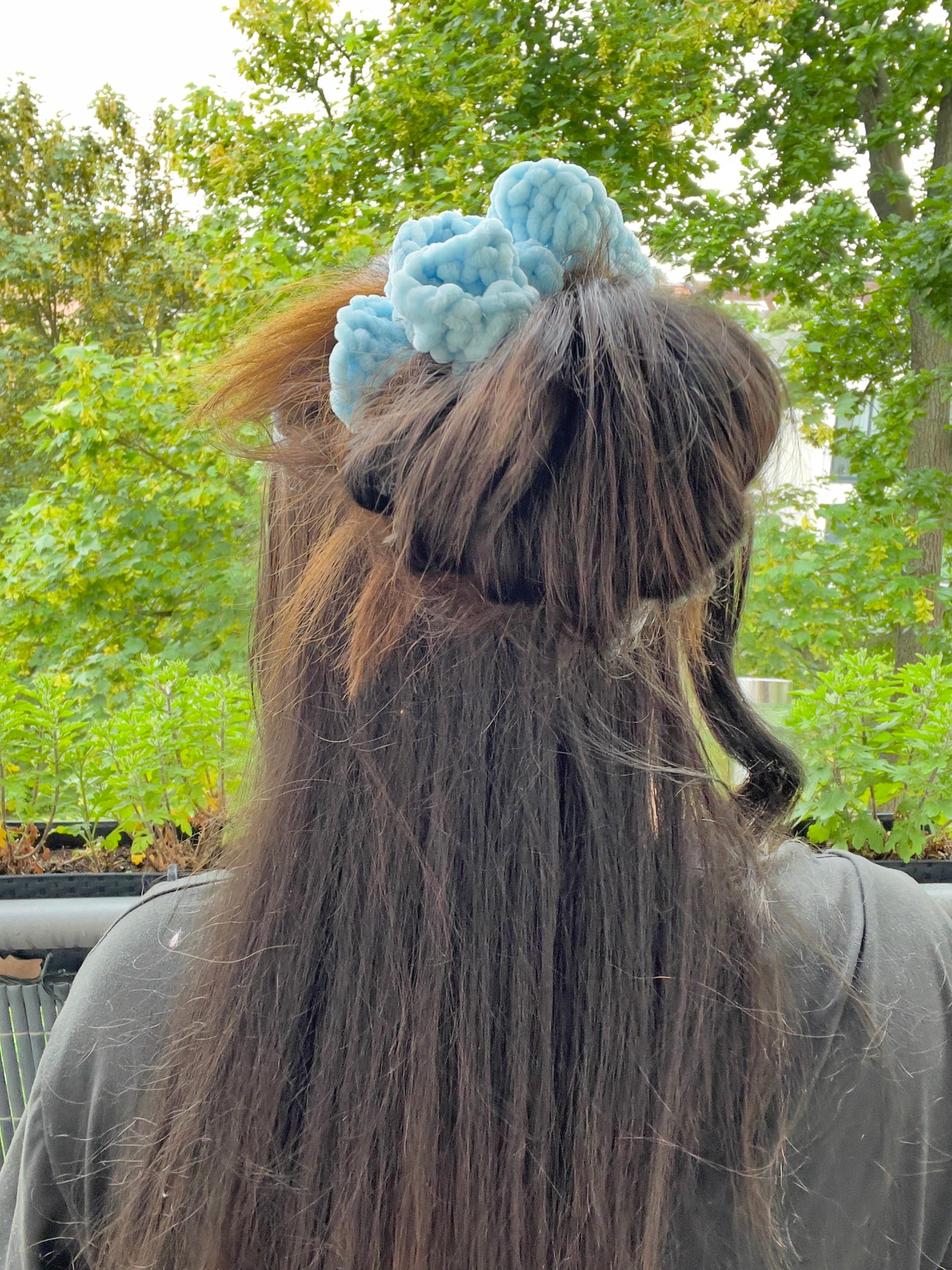 Handgehäkeltes Chenille-Scrunchie Hellblau – Flauschiges Haaraccessoire | Handmade by KATHARINA KLEE