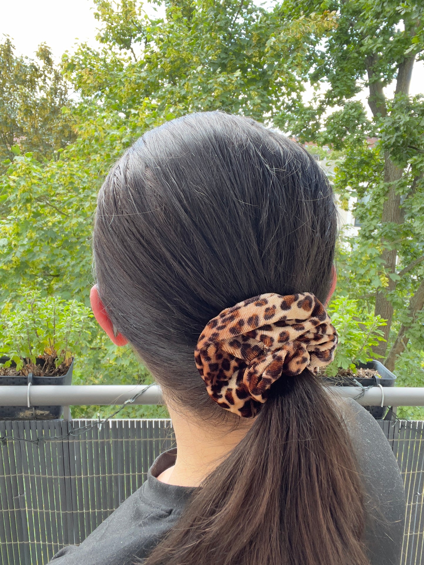 Samt-Scrunchie Leo – Weiches Haarband im trendigen Leoparden-Look