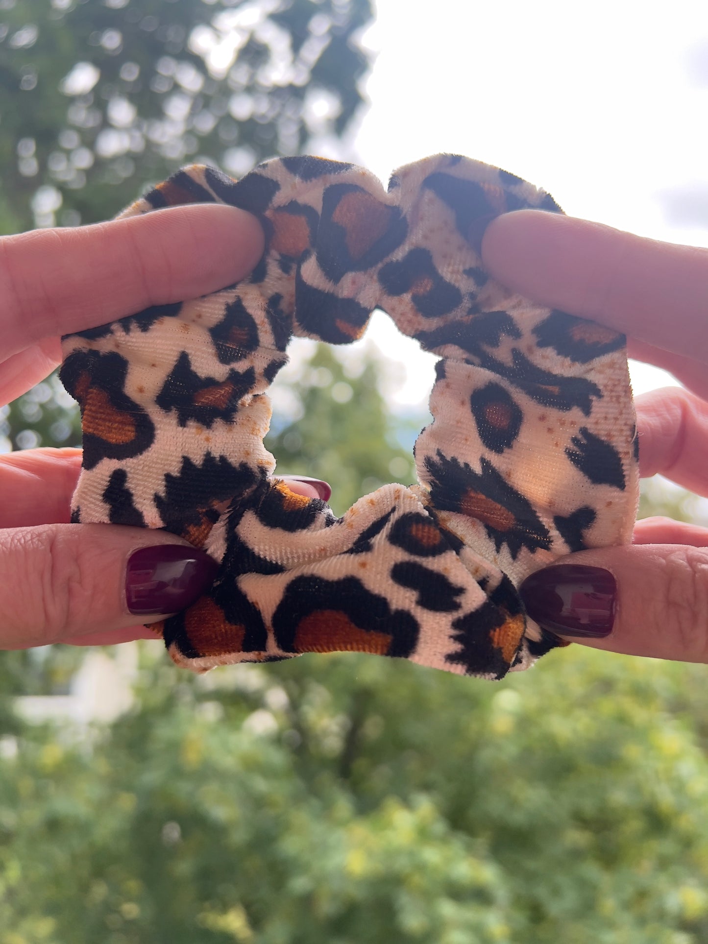 Leo Samt-Scrunchie – Weiches Haarband mit Leopardenmuster | Haaraccessoire für Zopf &amp; Dutt