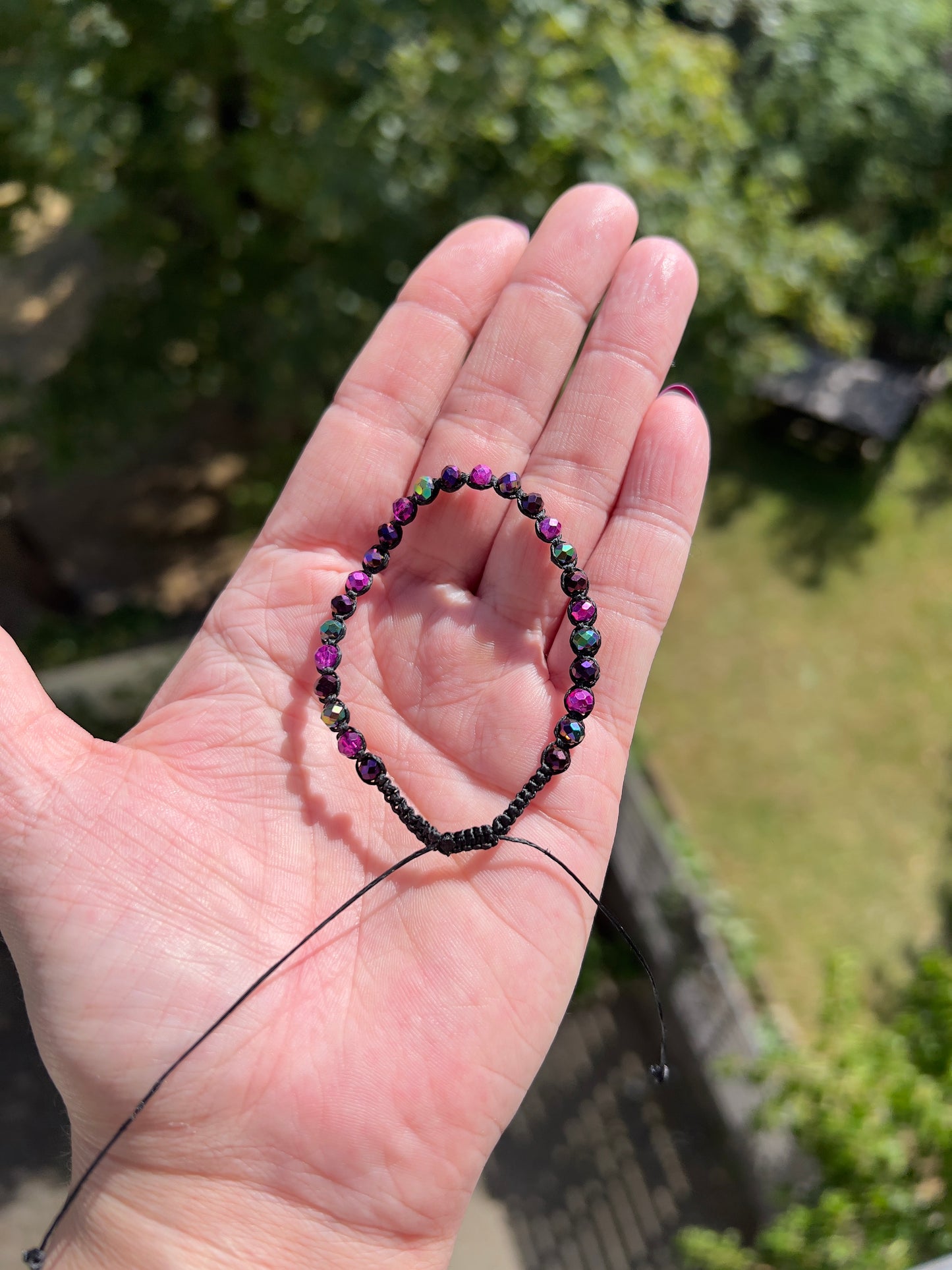Handgeknüpftes Makramee-Armband mit schimmernden Kristallperlen in Lila & Magenta – verstellbar