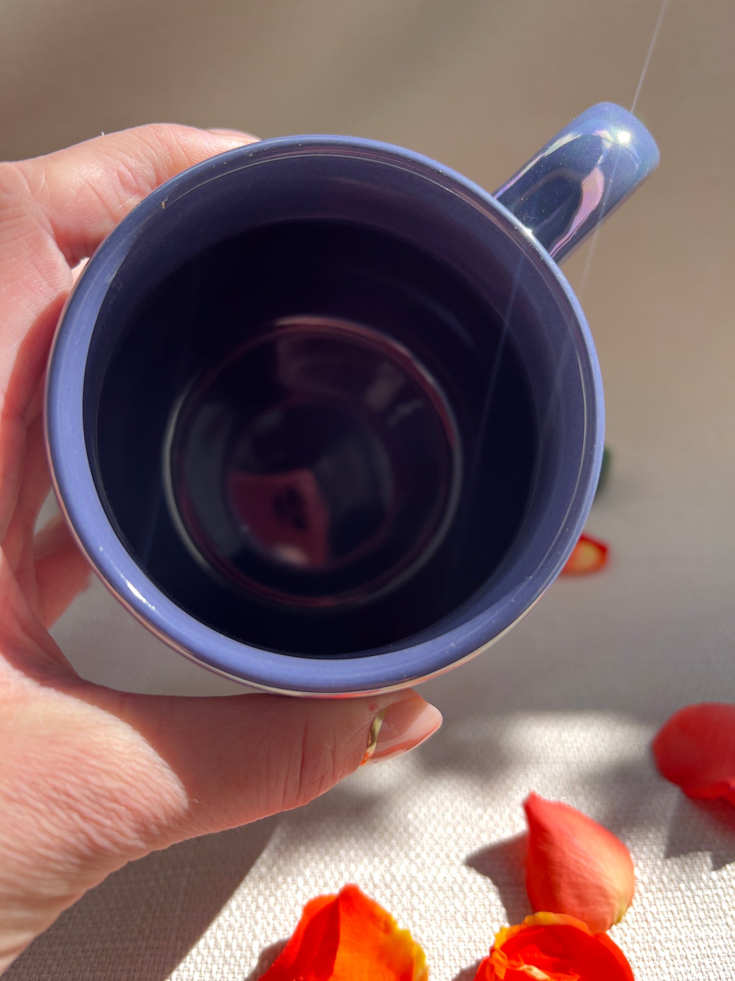 Lebe nach der Sonne, Liebe nach dem Mond – Schillernde Tasse 500 ml