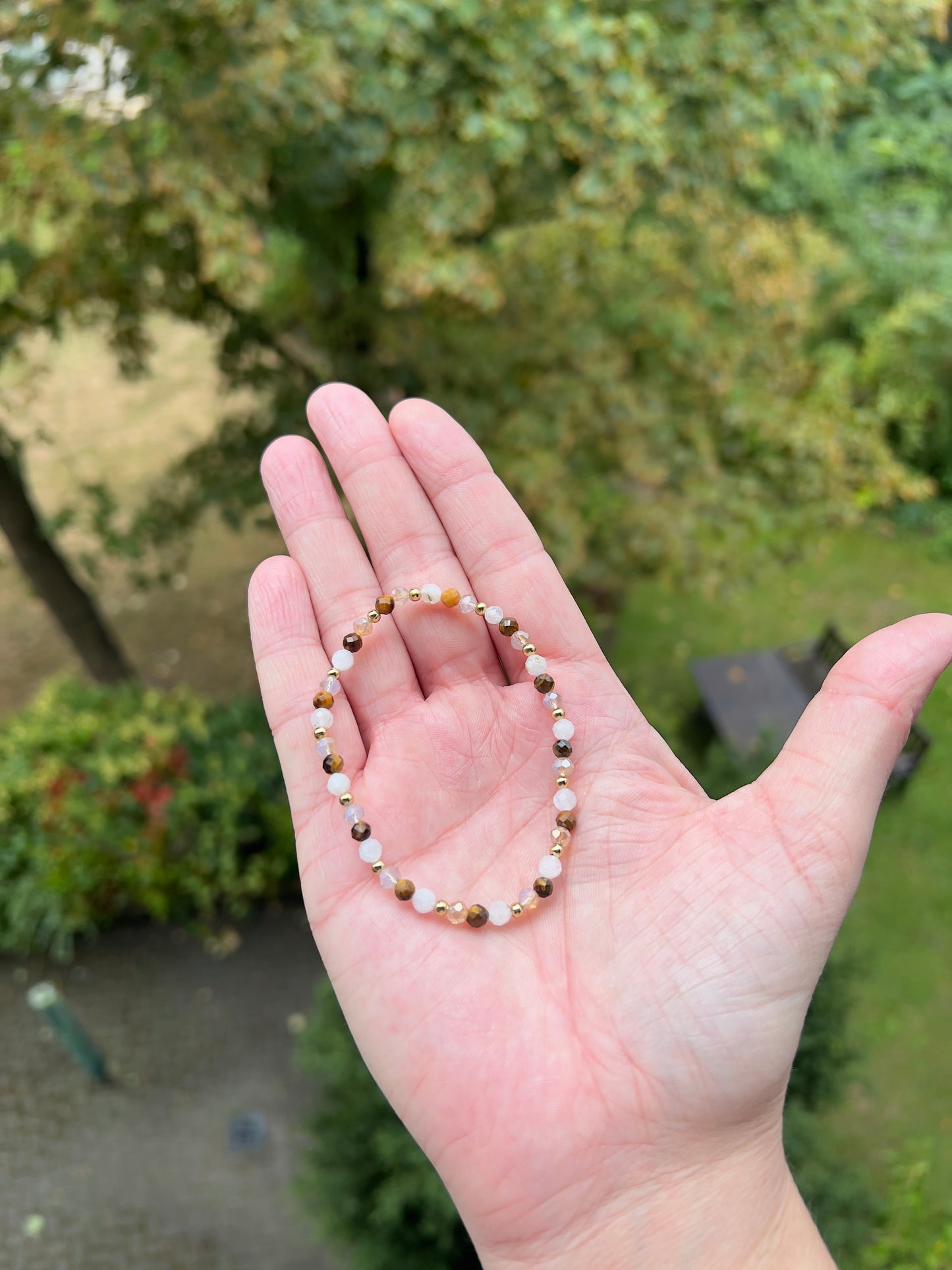 Facettiertes Armband Mond & Erde – Beiger & Weißer Mondstein mit Tigerauge | 4 mm Perlen & vergoldete Edelstahl-Abstandsperlen