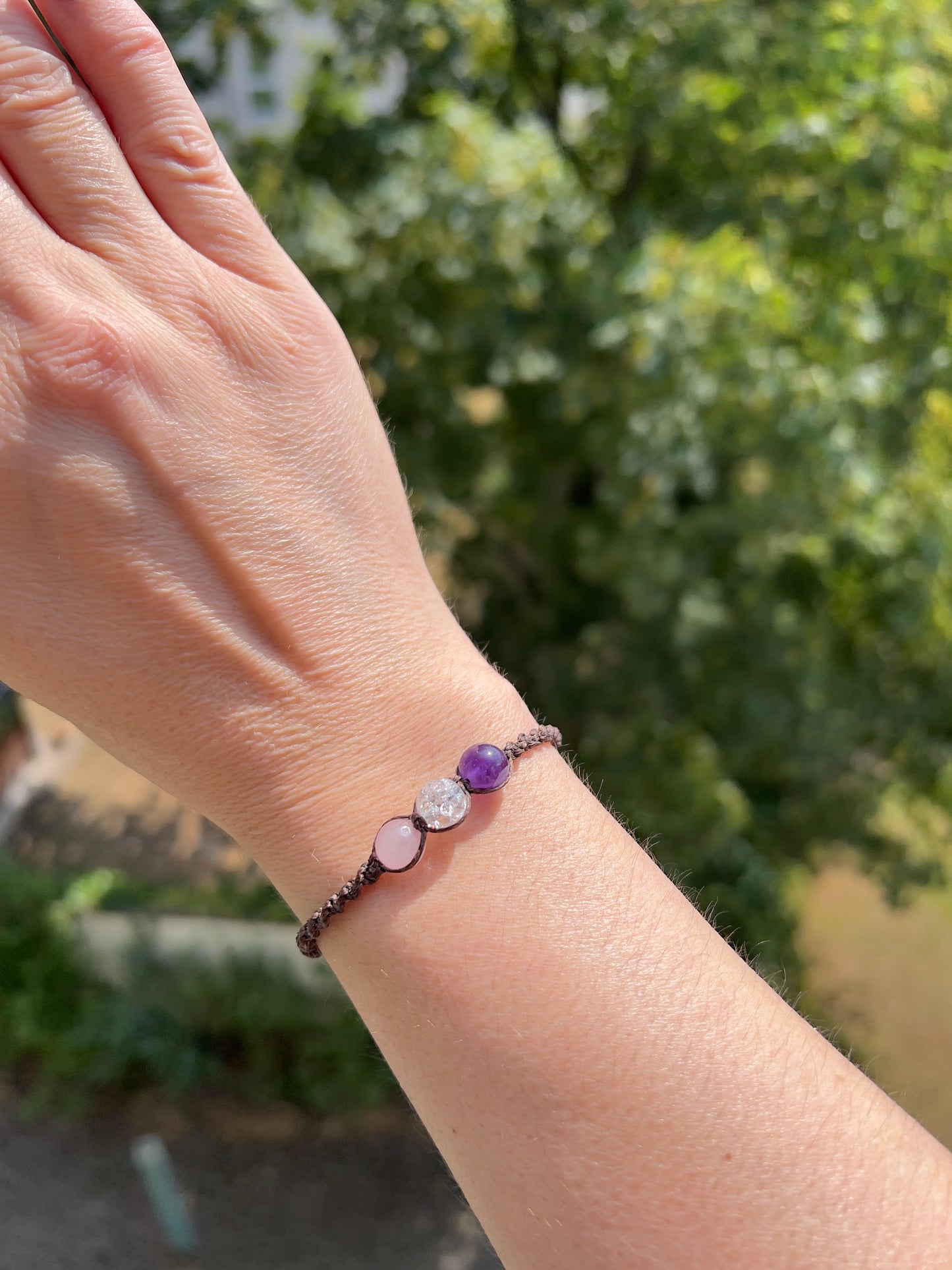 Handgeknüpftes Makramee-Armband aus Amethyst, Rosenquarz &  Crackle-Bergkristall | 8 mm Edelsteinperlen | Verstellbar