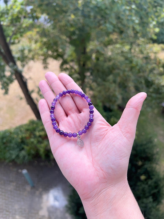 Sternzeichenarmband Jungfrau – Amethyst 6 mm mit Charme (Silber oder Gold wählbar)