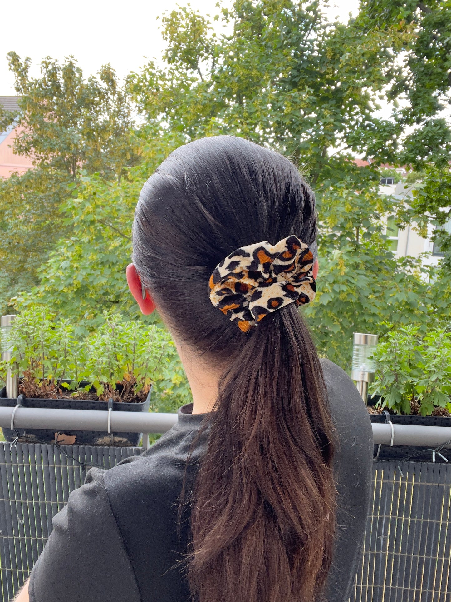 Leo Samt-Scrunchie – Weiches Haarband mit Leopardenmuster | Haaraccessoire für Zopf &amp; Dutt