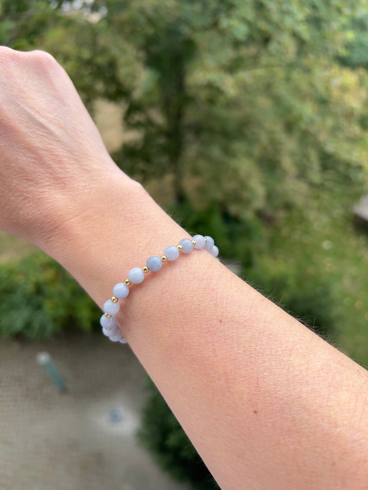 Armband „Innere Ruhe & Harmonie“ – Blauer Chalcedon mit vergoldetem Edelstahl (6 mm)