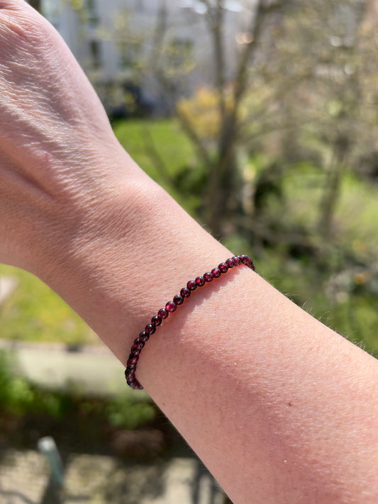 Filigranes Granat Armband (AAA) 3 mm – Edelsteinarmband auf Elastikband