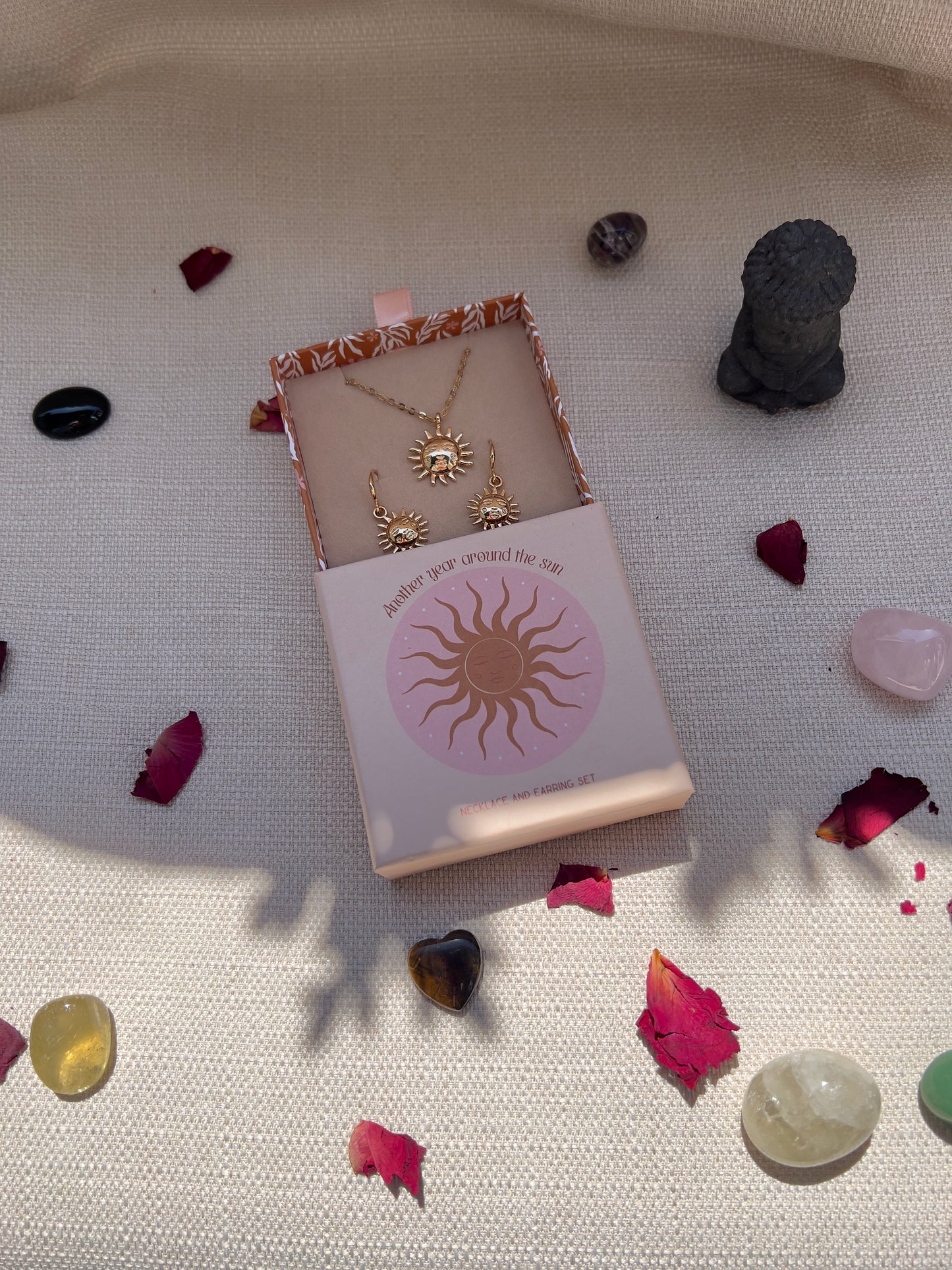 Sun Schmuckset – Vergoldete Halskette & Ohrringe mit Sonnenmotiv