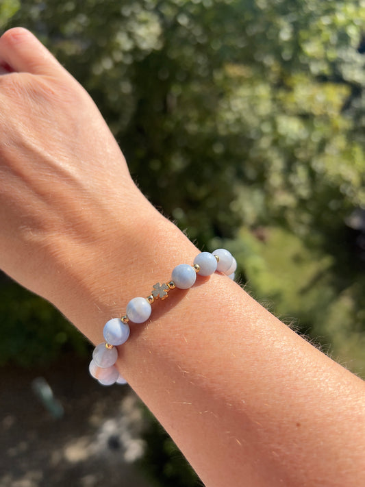 Chalcedon Armband – 8 mm – mit Edelstahlvergoldeten Abstandsperlen & Kleeblatt-Charm – Harmonie & innere Ruhe