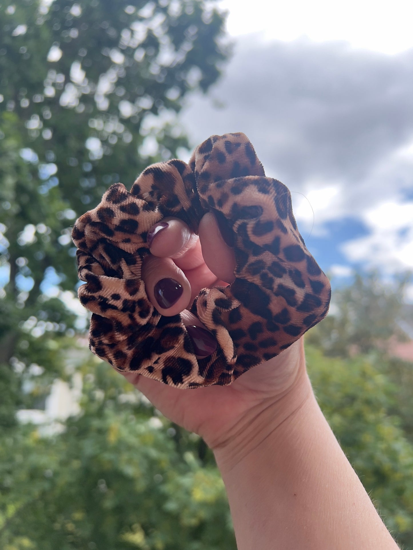 Samt-Scrunchie Leo – Weiches Haarband im trendigen Leoparden-Look