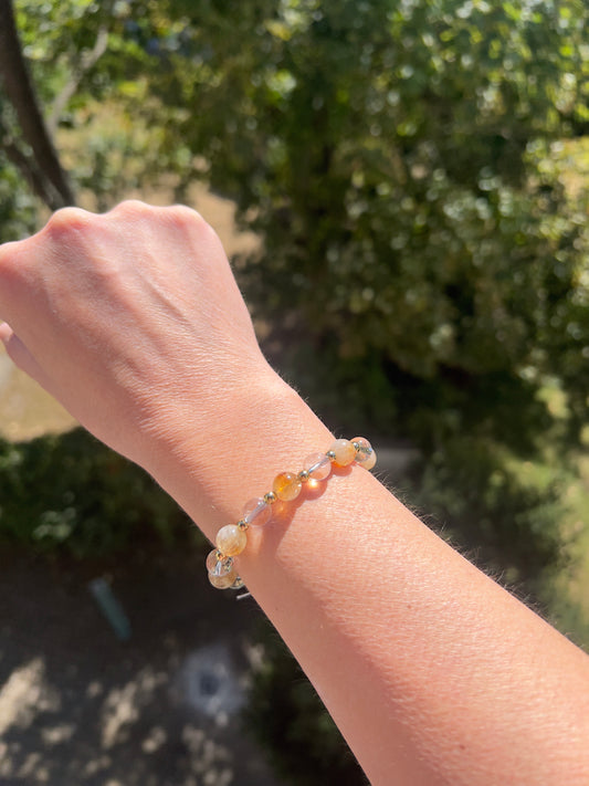 Citrin-in-Quarz & Bergkristall Armband – 8 mm | Mit vergoldeten 925er Silber-Abstandsperlen für Klarheit & Lebensfreude