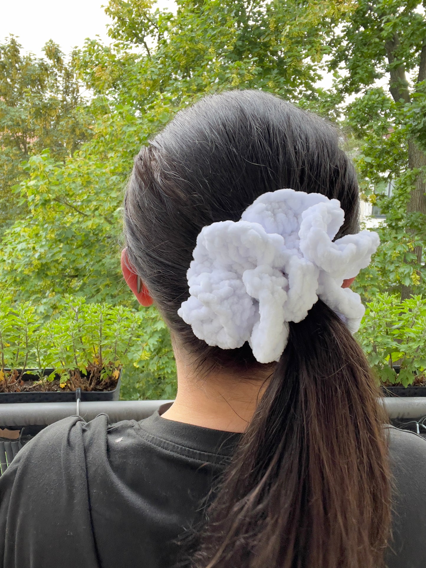 Handgehäkeltes Chenille-Scrunchie Weiß – Flauschiges Haaraccessoire | Handmade by KATHARINA KLEE