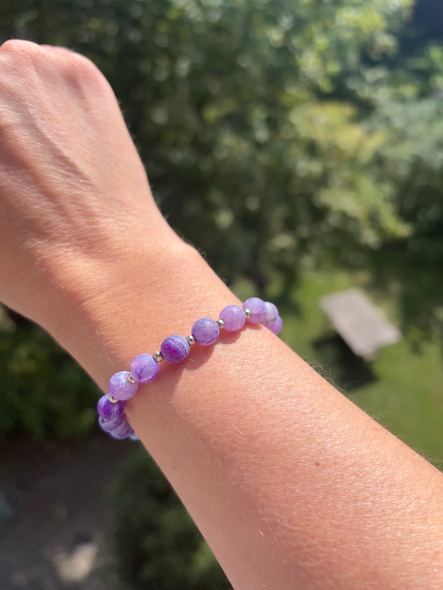 Schlangenhaut-Achat-Armband 8 mm – Lila mit 925er Silber-Abstandsperlen