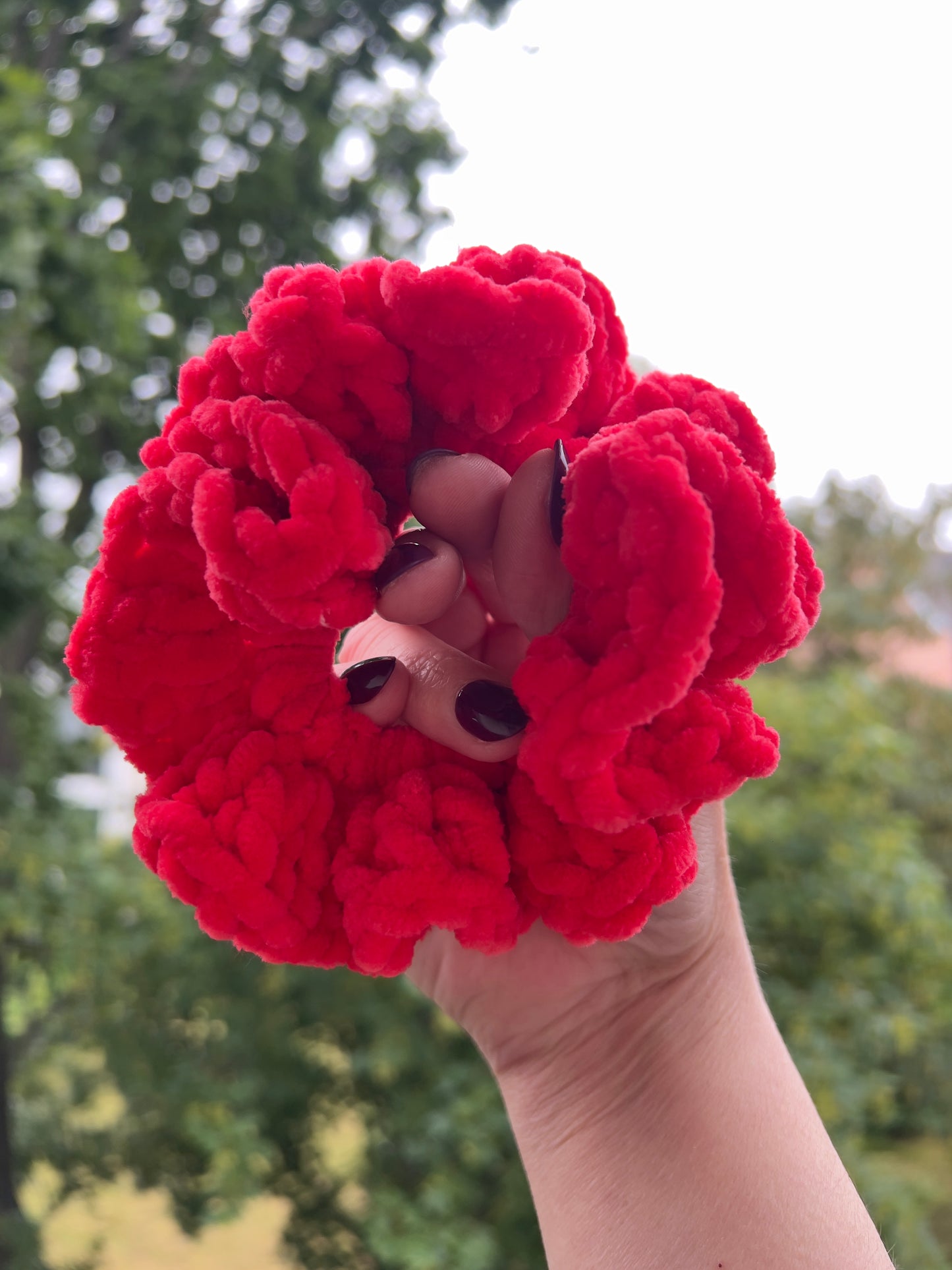 Handgehäkeltes Chenille-Scrunchie Rot – Weiches Haarband aus Chenille-Garn | Handmade by KATHARINA KLEE