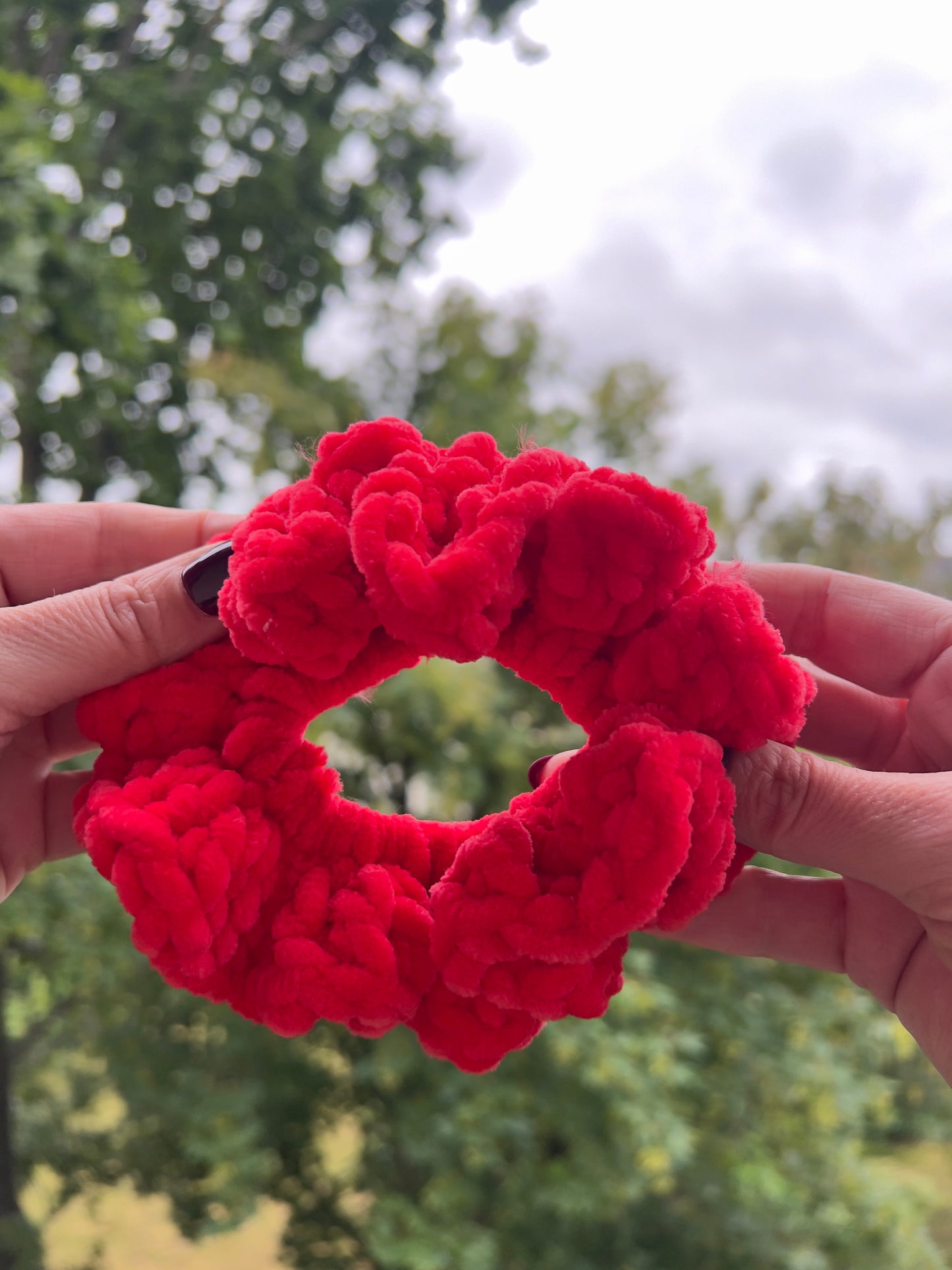 Handgehäkeltes Chenille-Scrunchie Rot – Weiches Haarband aus Chenille-Garn | Handmade by KATHARINA KLEE