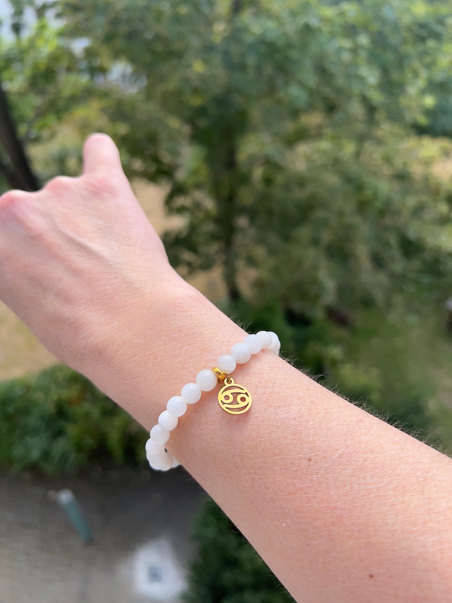 Sternzeichenarmband Krebs – Mondstein 6 mm mit Charme (Gold wählbar)