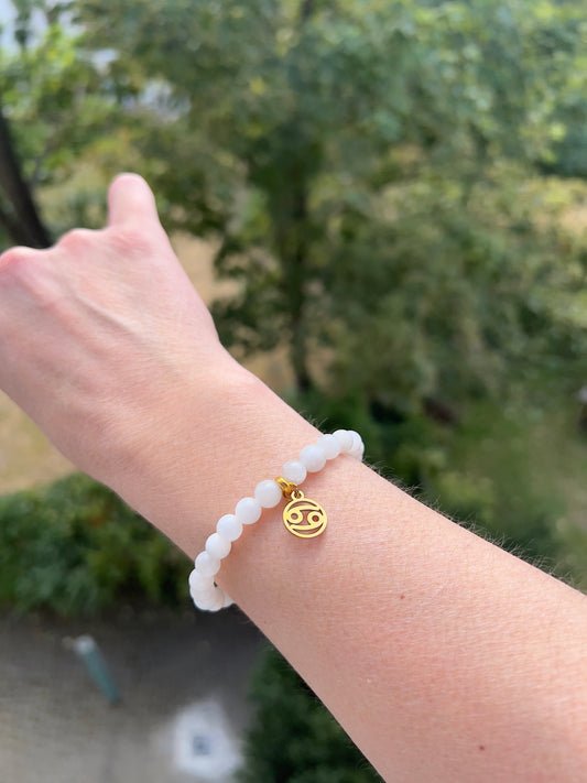 Sternzeichenarmband Krebs – Mondstein 6 mm mit Charme (Gold wählbar)