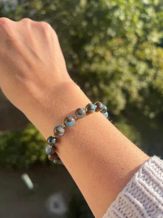 Seeblauer Jaspis Armband 8 mm – mit vergoldeten Edelstahl-Abstandsperlen