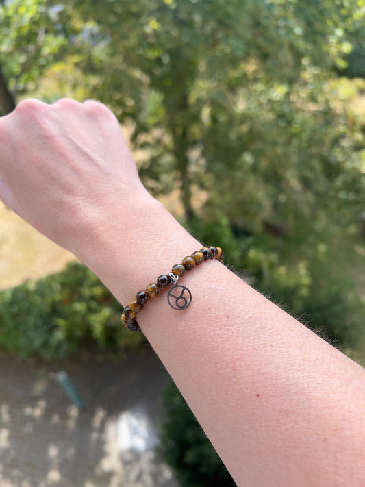 Sternzeichenarmband Stier – Tigerauge 6 mm mit Charme (Silber oder Gold wählbar)