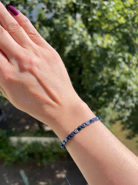 Handgeknüpftes Makramee-Armband mit facettierten Kristallperlen in Blau & Mint – verstellbar
