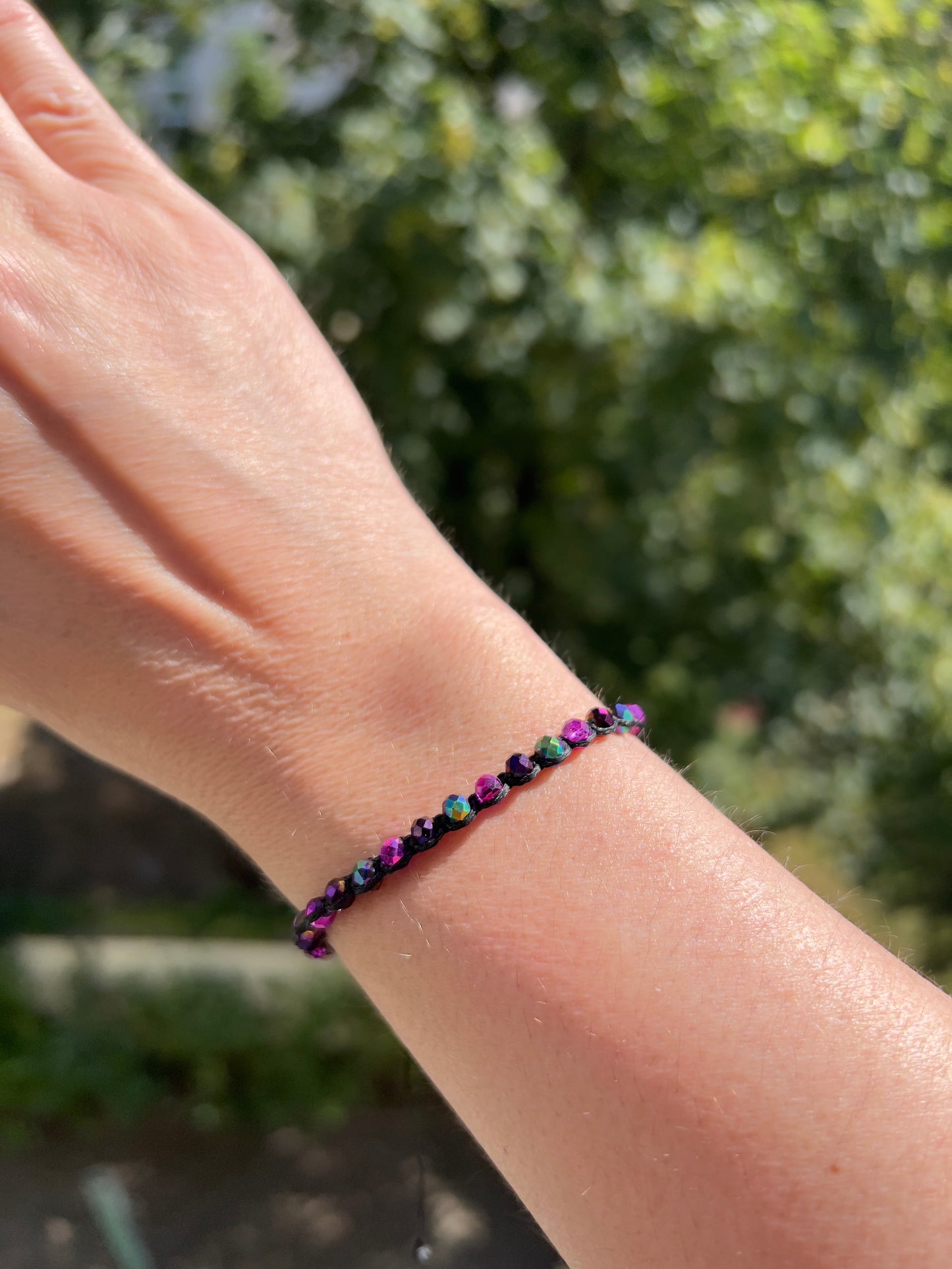 Handgeknüpftes Makramee-Armband mit schimmernden Kristallperlen in Lila & Magenta – verstellbar