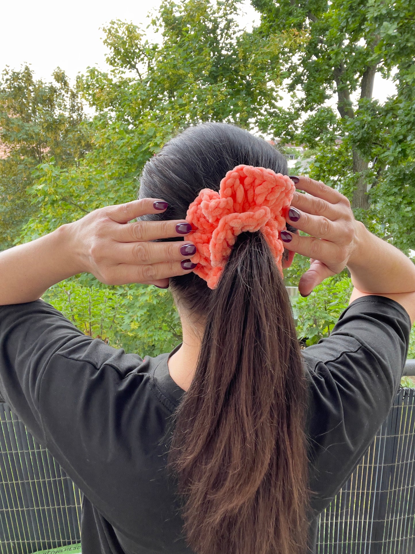 Handgehäkeltes Chenille-Scrunchie Peach – Flauschiges Haaraccessoire | Handmade by KATHARINA KLEE