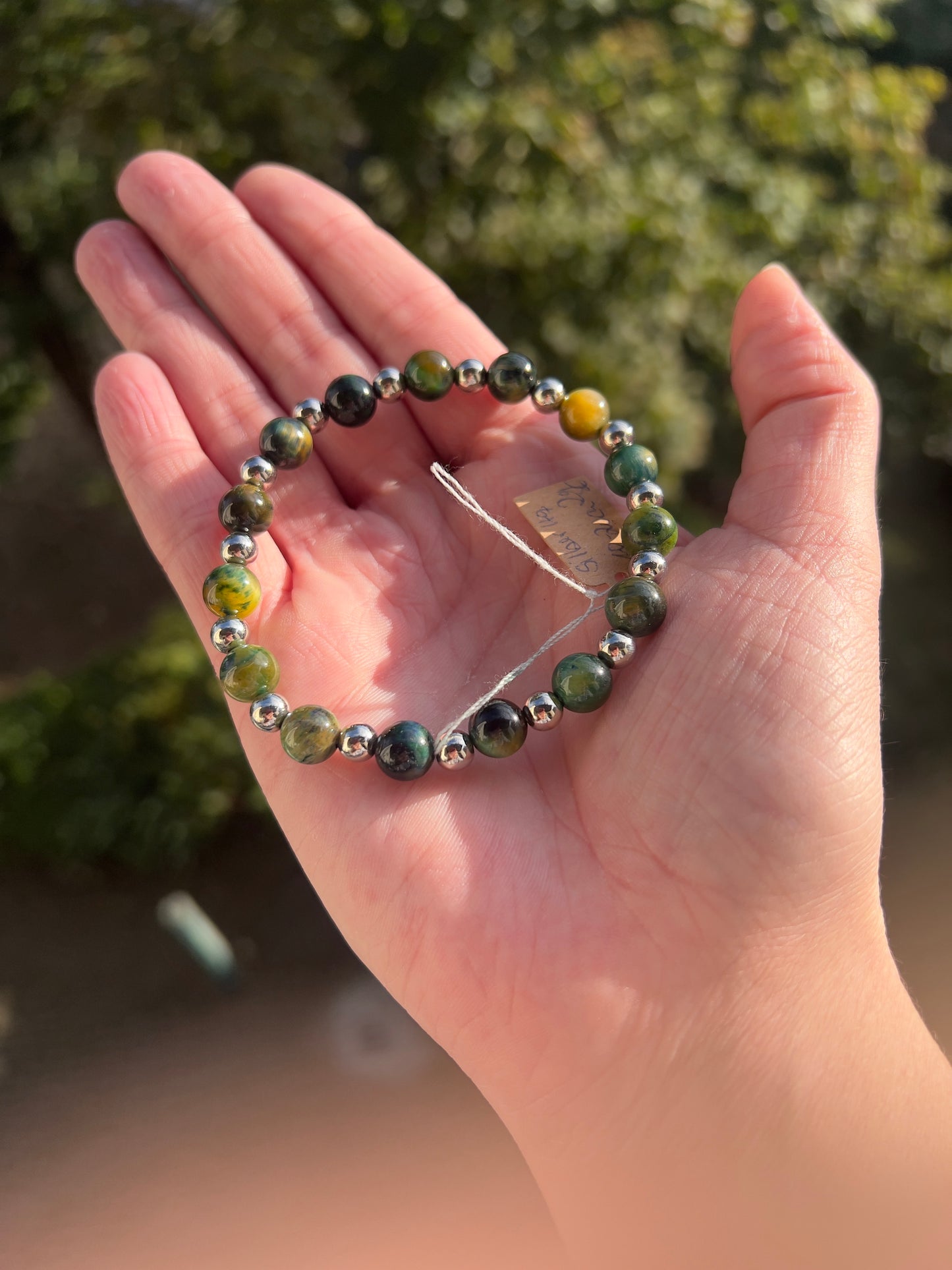 Armband aus grünem Tigerauge (gefärbt) – 8 mm mit Edelstahl-Abstandsperlen (4 mm)