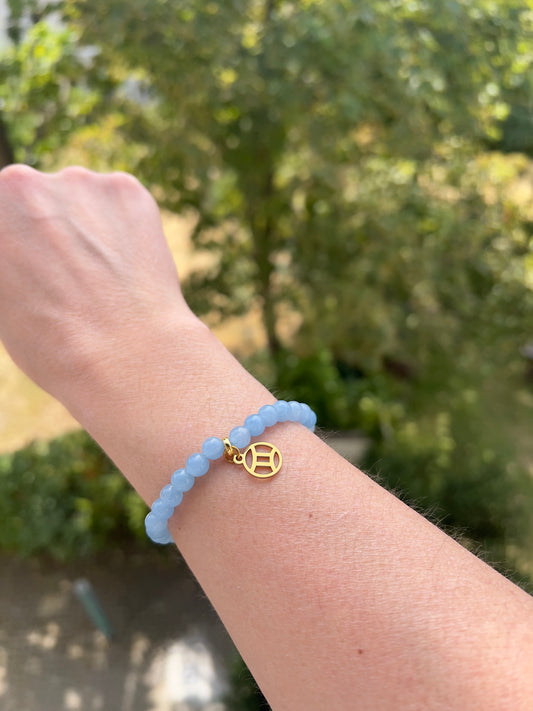 Sternzeichenarmband Zwillinge – Blauer Chalcedon 6 mm mit Charme (Silber oder Gold wählbar)