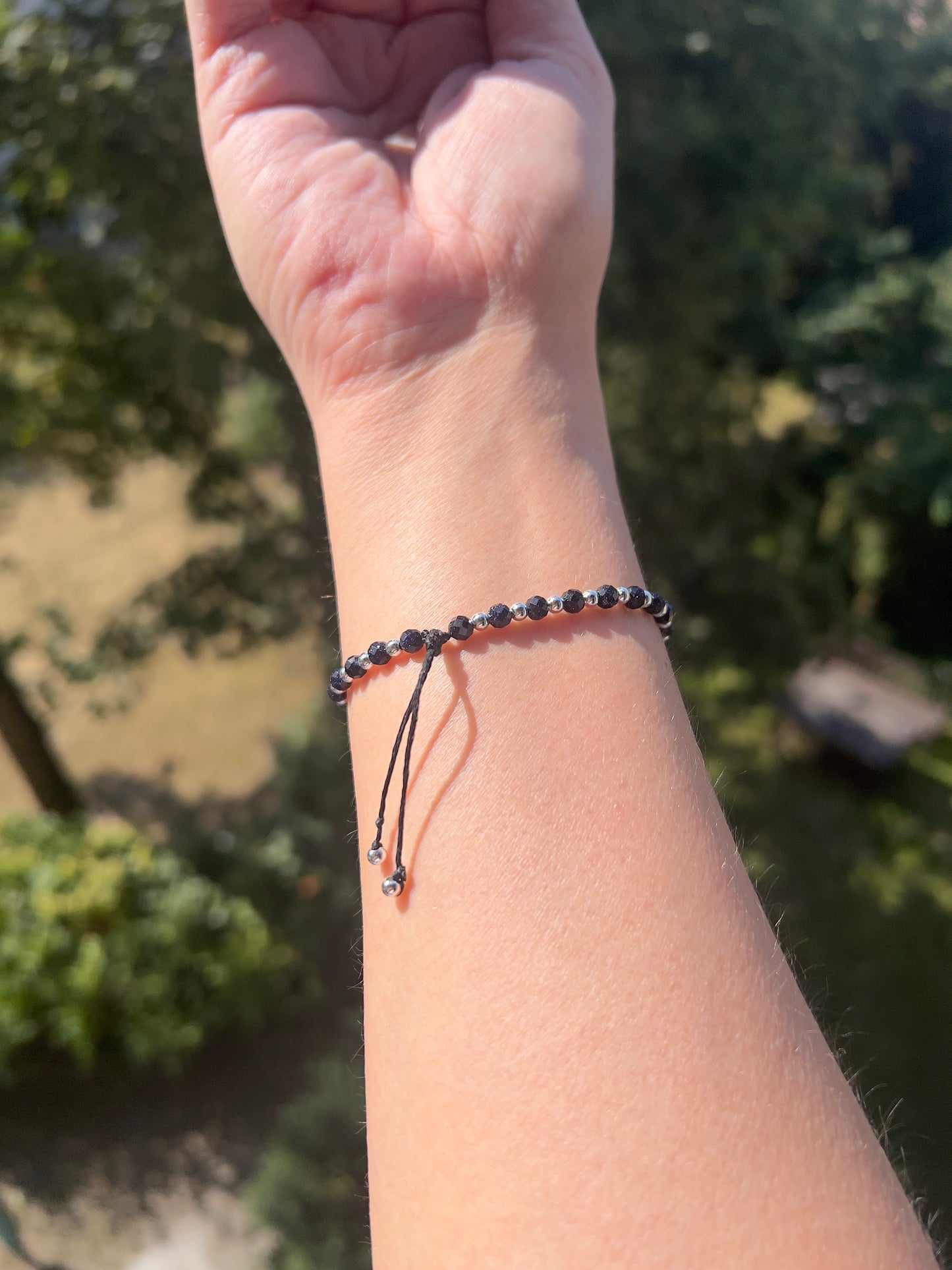 Makramé-Armband aus Blauem Goldsand – facettiert & Größenverstellbar